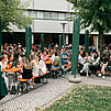 Menschen auf dem Sommerfest 2025