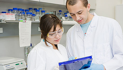 Forschende im Chemielabor