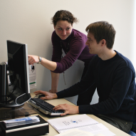 Studierende bei einem Eye Tracking Experiment