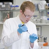 Forscher-mit-pipette