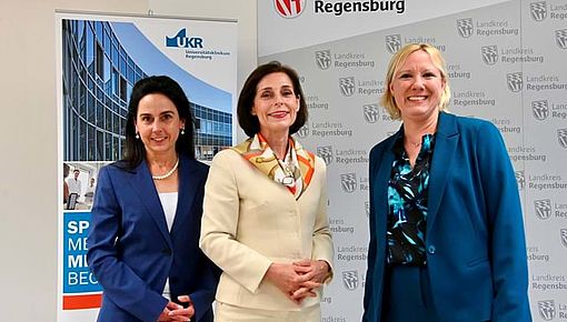 v.l.n.r.: Prof. Dr. med. Andrea Bäßler, Univ.-Prof. Dr. med. Martina Müller-Schilling und Prof. Dr. med. Miriam Banas