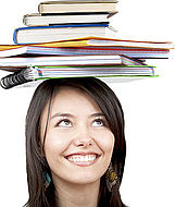 Mädchen jongliert Bücher