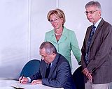 Präsident Udo Hebel beim Eintrag des Rumänischen Botschafters Dr. Lazar Comanescu in das Gästebuch der Universität Regensburg