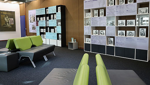Ausstellungsraum, Regale und Sitzbänke