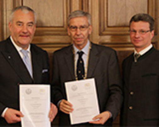 Präsident Prof. Dr. Udo Hebel bei der Unterzeichung der Urkunde für die Zielvereinbarung zwischen der Universität Regensburg und dem Bayerischen Staatsministerium für Bildung und Kultus, Wissenschaft und Kunst Foto: StMBW