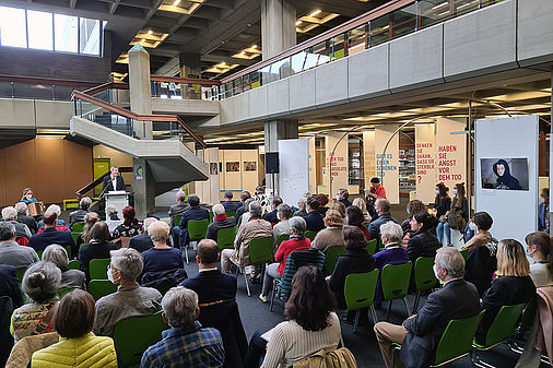 Sitzende Menschen im Oberen Foyer