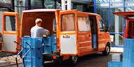 Transportfahrzeug, blaue Kisten