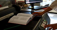 Buch auf Scanner