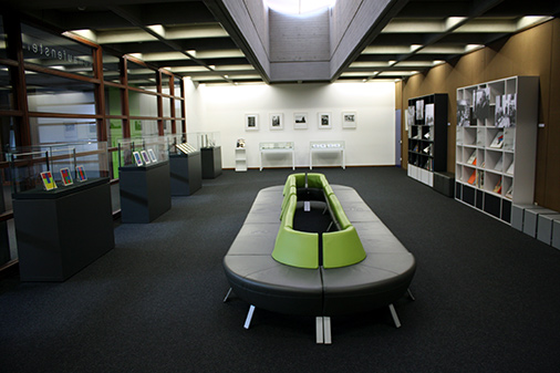 Sofaelemente, Vitrinen, Bücherregale