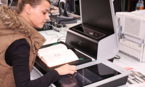 Studentin scannt Bücher