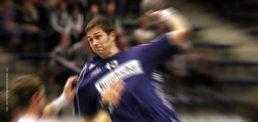 Handballer beim Wurf