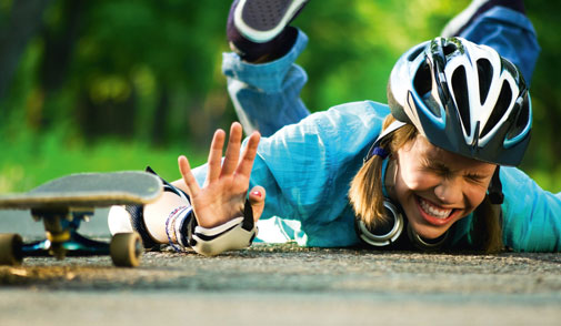 Sturz einer jungen Skateboardfahrerin