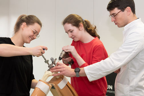 Dr. Westhauser mit Studierenden