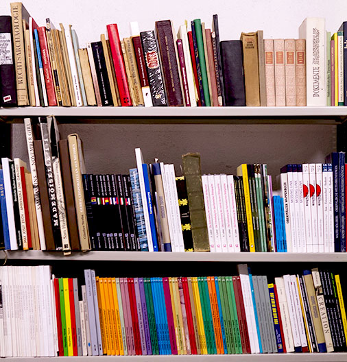 Drei Regale der Handbibliothek des Universitätsarchivs; Foto: Referat Kommunikation, M. Weich