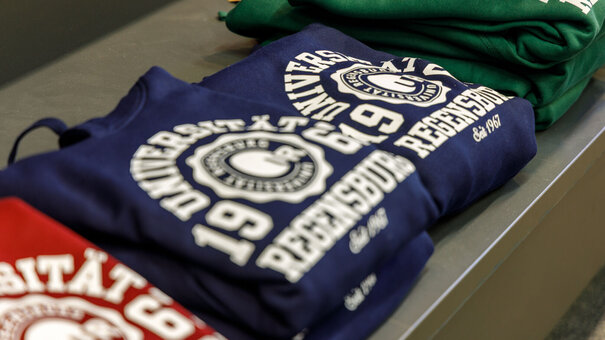 Merchandise Pullover der Uni Regensburg