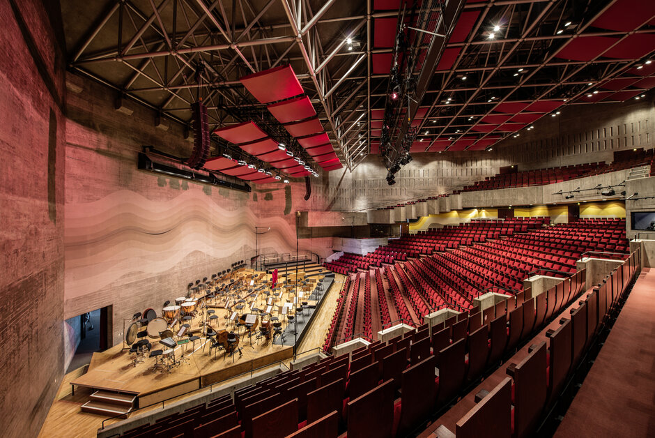 Auditorium und Bühne des größten Hörsaals der Universität Regensburg