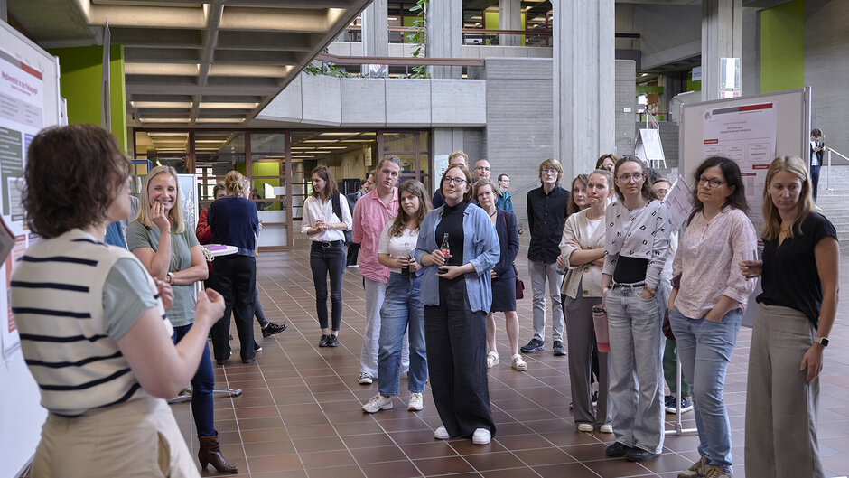 Die Gäste des 'Spotlight on Teaching' beim Posterwalk.