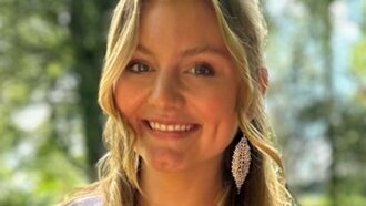 Portrait einer jungen Frau mit blonden langen Haaren. 
