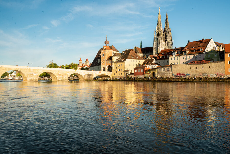 Blick über die Donau auf die Steinerne Brücke und die Altstadt von Regensburg