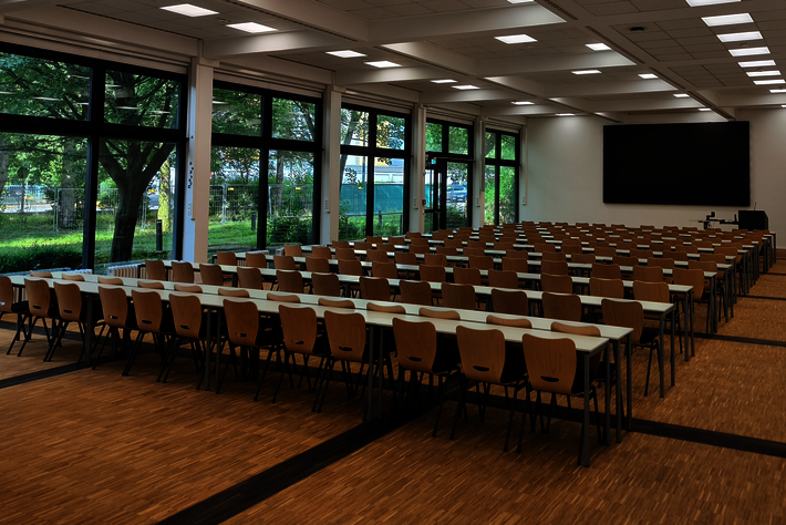 der große Hörsaal im Gebäude der FIDS mit Blick ins Grüne (öffnet Vergrößerung des Bildes)