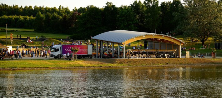 Seebühne von hinten beim Aufbau sichtbar. Im Vordergrund der See. (öffnet Vergrößerung des Bildes)