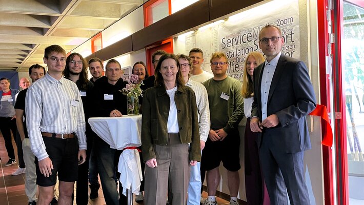 [Translate to English:] Mitarbeitende des RZ-Servicedesks mit UR-Vizepräsidentin Prof. Dr. Susanne Leist (vorne Mitte) und RZ-Leiter Dr. Christoph Bauer (r.) © Universität Regensburg | Foto: twa. (opens enlarged image)