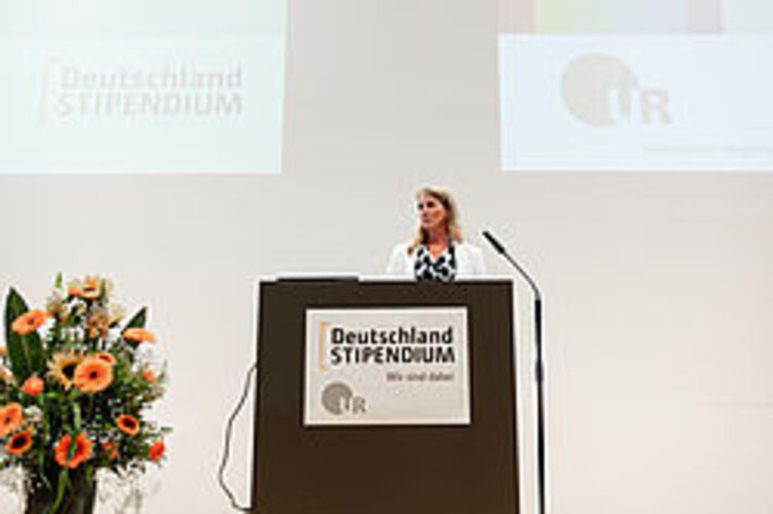 Frau Dr. Stefanie Alt am Rednerpult (öffnet Vergrößerung des Bildes)