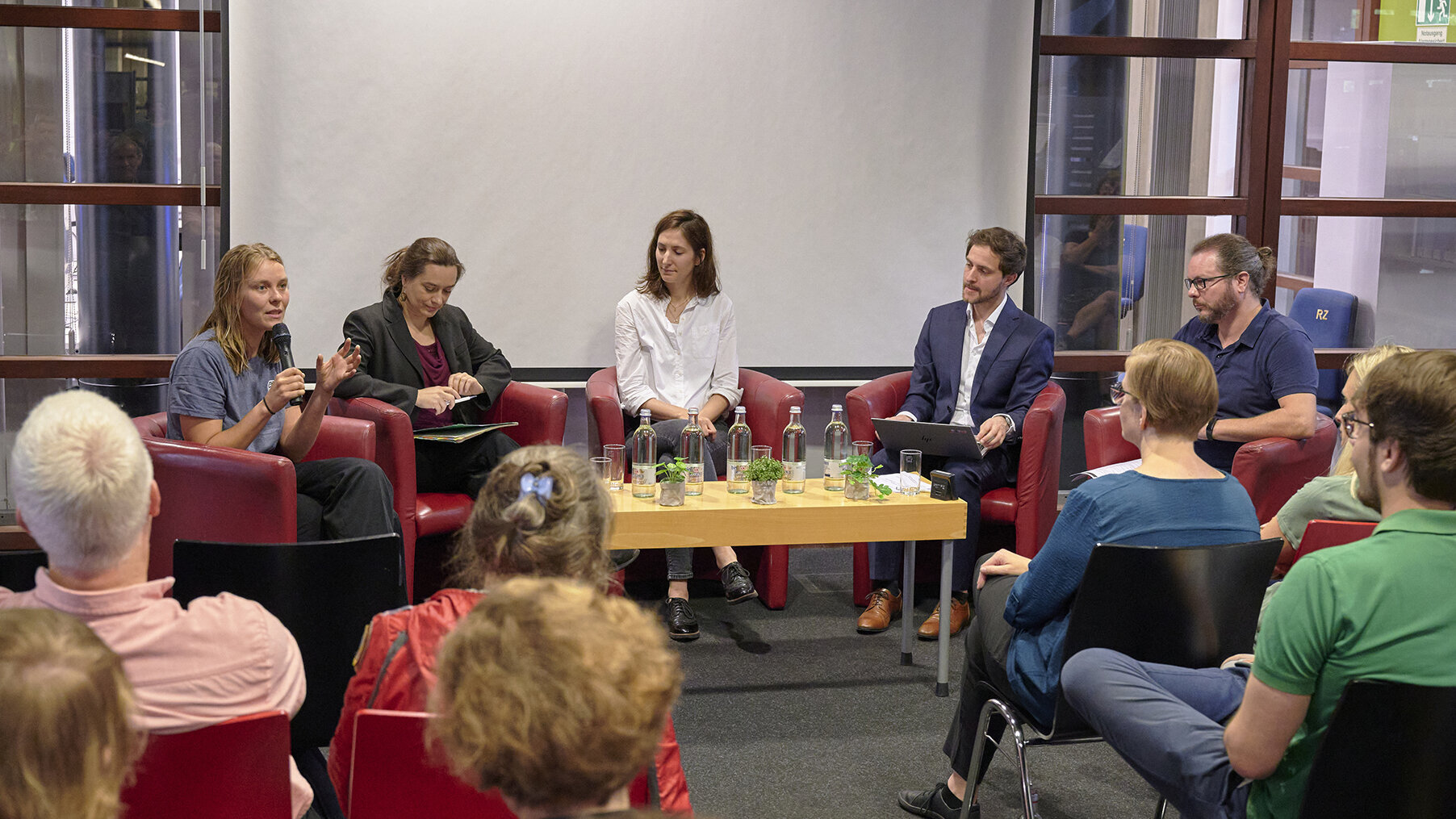 Prof. Dr. Mandy Singer-Brodowski, Dr. Stefan T. Siegel, Sonja Block und Ann-Kathrin Roßner bei der Podiumsdiskussion