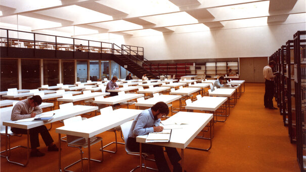 Studierende im Mathematik-Lesesaal der Universität Regensburg im April 1971.