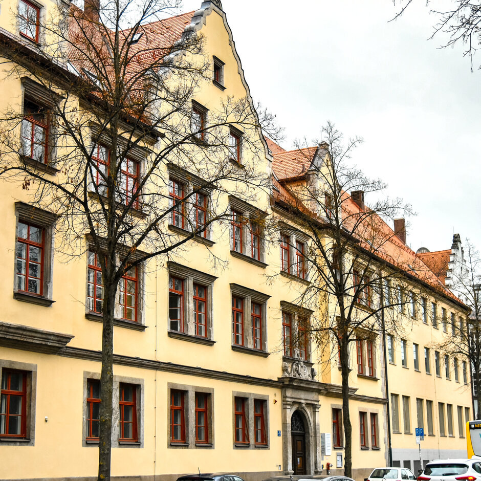 Das sogenannte Alte Finanzamt in der Regensburger Landshuter Straße 4.