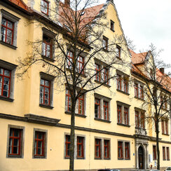 Altes Finanzamt Das sogenannte Alte Finanzamt in der Regensburger Landshuter Straße 4.