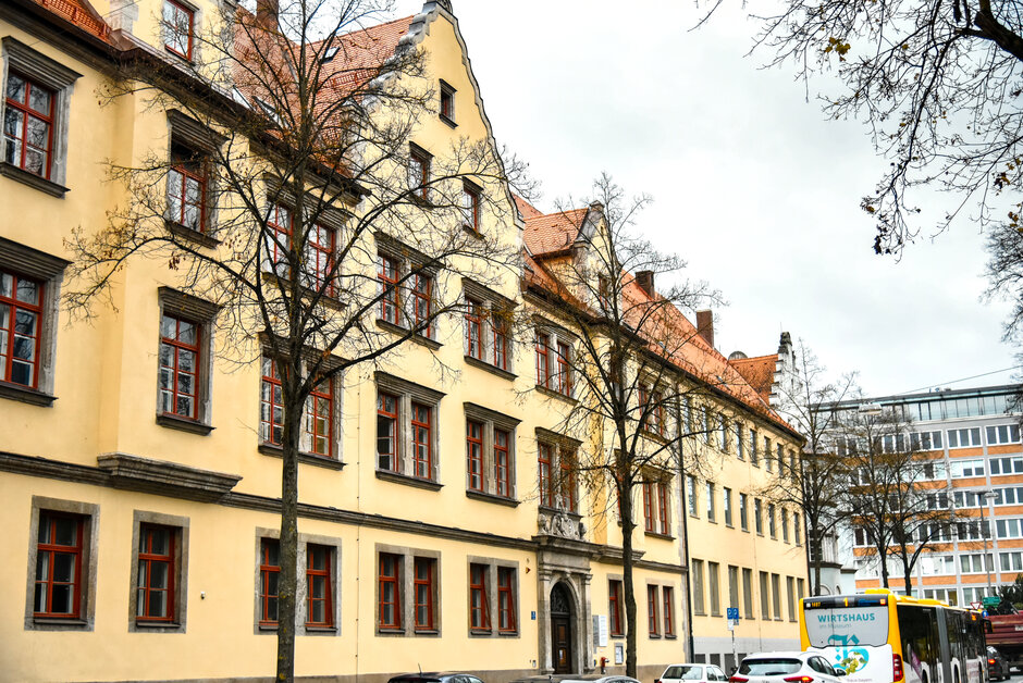 Das sogenannte Alte Finanzamt in der Regensburger Landshuter Straße 4.