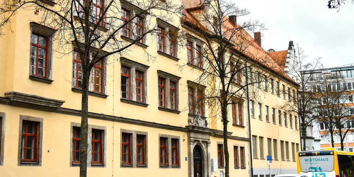 Das sogenannte Alte Finanzamt in der Regensburger Landshuter Straße 4.