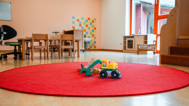 Spielzeug Bagger in einem Kindergarten