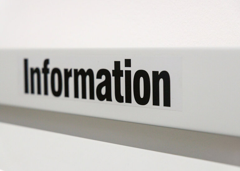 Schild, auf dem "Information" steht
