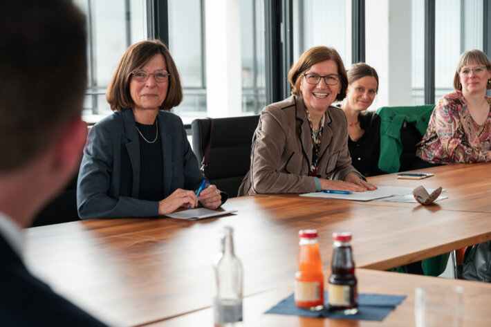 Vier Frauen sitzen in eine Konferenzraum. (öffnet Vergrößerung des Bildes)
