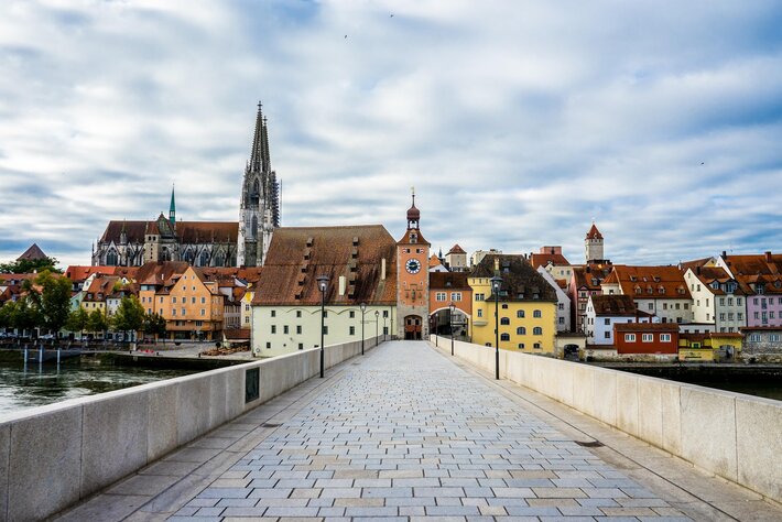 Die Steinerne Brücke in Regensburg (öffnet Vergrößerung des Bildes)