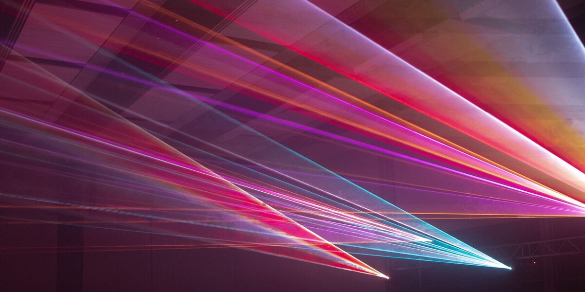 Bunte Laserstrahlen auf Betonwand