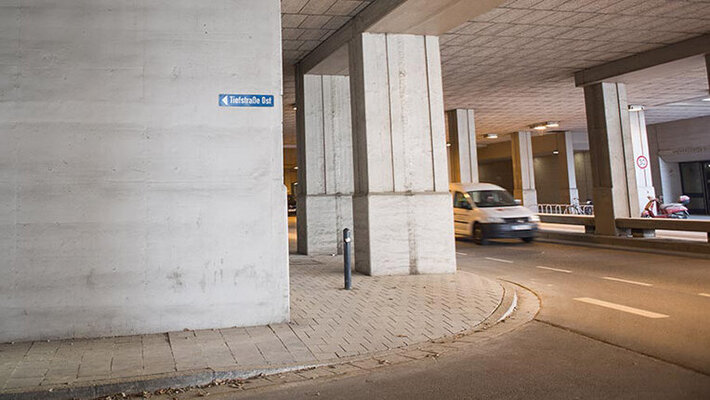 Einmündung der Tiefstraße Ost in die Albertus-Magnus-Straße (öffnet Vergrößerung des Bildes)