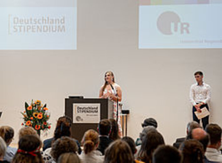 Frau Rebekka Mörschardt und Benjamin Krakic am Rednerpult. (öffnet Vergrößerung des Bildes)