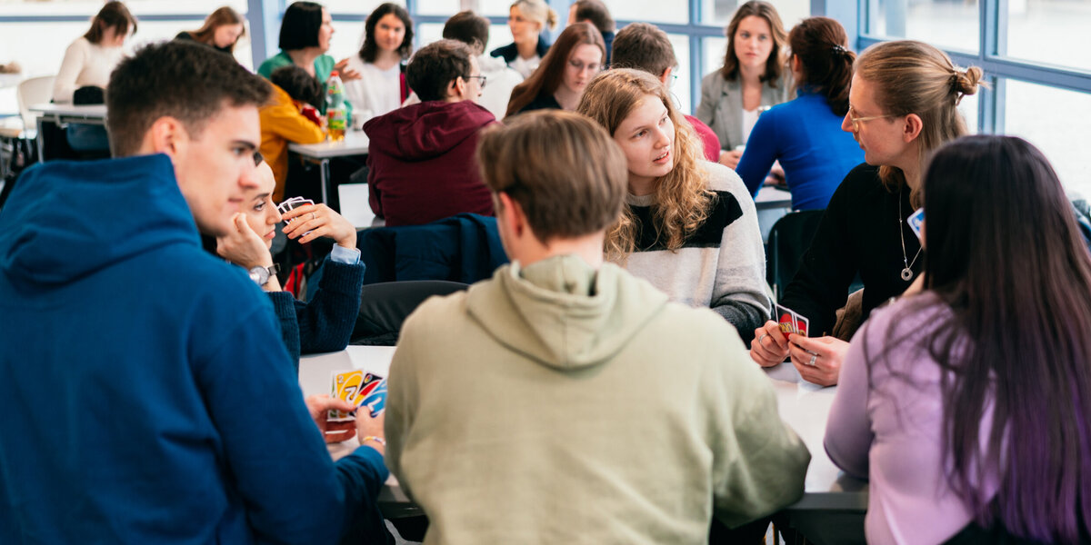 Studierende machen Pause in einer der Cafeterien an der der Universität Regensburg