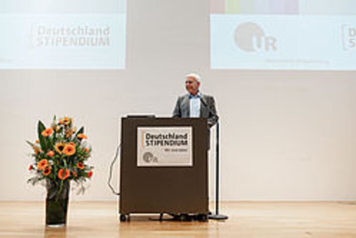 Präsident Prof. Dr. Udo Hebel am Rednerpult (öffnet Vergrößerung des Bildes)