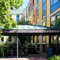 Eingangsbereich des Gebäudes der Universität Regensburg in der Sedanstraße 1 in Regensburg