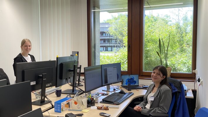 [Translate to English:] Mitarbeitende des RZ-Servicedesks. © Universität Regensburg | Foto: twa. (opens enlarged image)