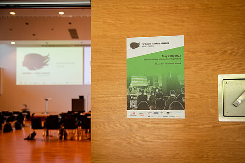 Plakat zu "Women in Data Science" im Vielberth-Gebäude.