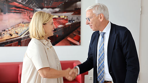Prof. Dr. Udo Hebel schüttelt Dr. Ivana Červenková, Generalkonsulin der Tschechischen Republik in München, die Hand.