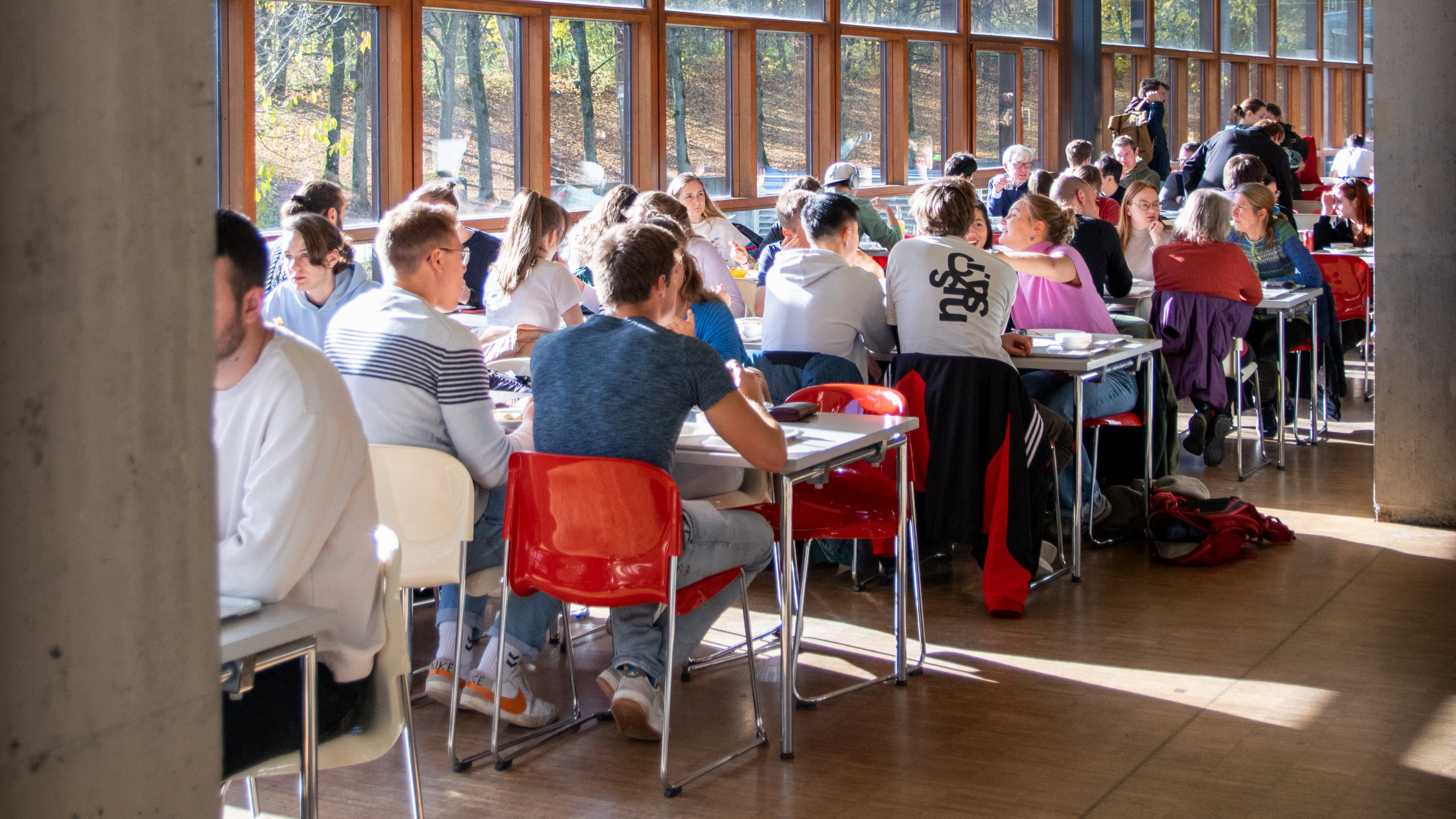 Studierende und Mitarbeitende der Universität beim Mittagessen in der Mensa.