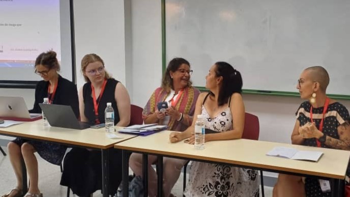 Während des Panels (v.l.n.r.): Anne Brüske (UR), Ellen von zur Muehlen (UCLA), Yanelexy Soto (Universidad de la Habana), Elizabet Godefoy Núñez (Universidad de la Habana), Carla Vitantonio (unabhängige Forscherin, Podcast "Living decoloniality") | © Kirenia Rodríguez