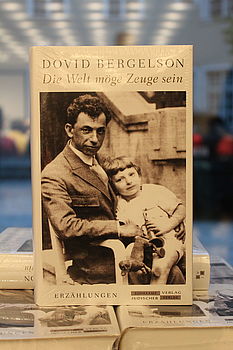 Das Buch Couver von "die Welt möge Zeuge sein" mit einem Mann und einem Kind darauf.