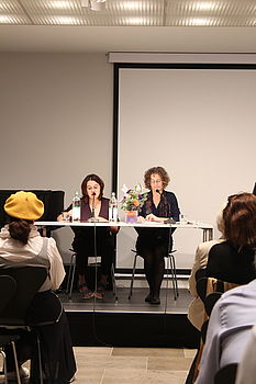 Prof.in Dr. Sabine Koller und Dr. Alexandra Polyan bei ihrer Lesung aus Dovid Bergelsons Erzählband „Die Welt möge Zeuge sein“.